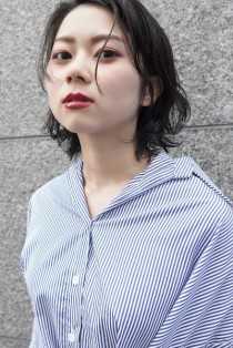 黒髪外ハネくびれミディ