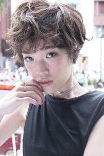 大人可愛い　小顔ショート