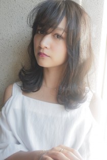 黒髪　外ハネくびれミディ