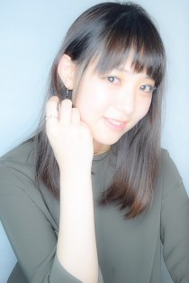 清楚な黒髪セミロング　ストレート