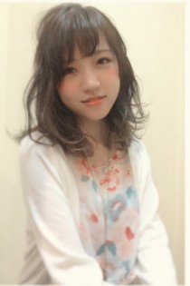 透明感のあるアッシュカラーのセミロング