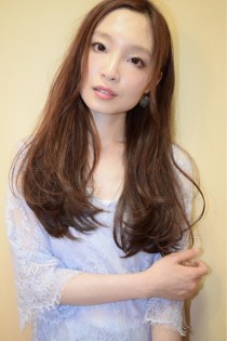 コーラルピンクのツヤ感ロング