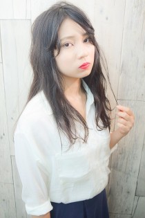 黒髪ロング　スポンテニアスなセンターパート