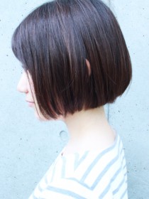 ベージュカラー小顔ミニボブ似合わせカット