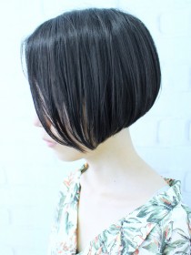 ワンサイド黒髪ワンレン前下がりショートボブ似合わせカット