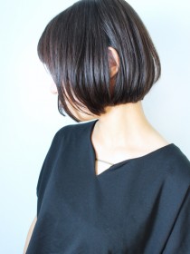 黒髪ワンレン前下がりショートボブ似合わせカット