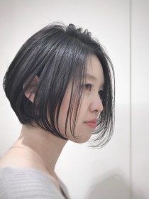 大人かわいい黒髪前下がりボブ