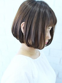 ハンドドライでまとまる前下がりレイヤーボブ
