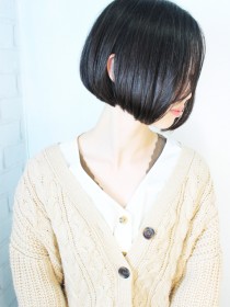 黒髪ワンレン前下がりショートボブ似合わせカット
