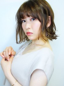 外ハネ伸ばしかけ切りっぱなしボブ似合わせカット