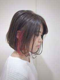シンプルワンレンミニボブ×インナーカラーピンクレッド