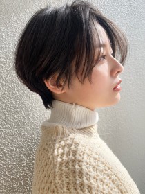 暗髪グレージュのハンサムショート