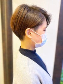 大人かわいい簡単スタイリング刈り上げショート耳かけ