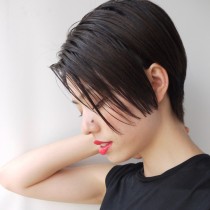 黒髪センターパートショートボブ