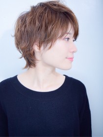 今年流行大人かわいい小顔丸みウルフショート