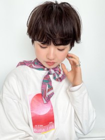 ダークベージュ　ショート女子　耳かけ　オバラ