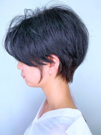 黒髪大人かわいいマニッシュショート