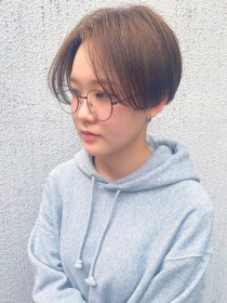 大人かわいい甘さのある刈り上げハンサムショート