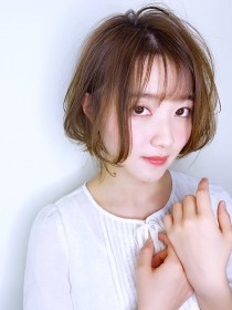 大人可愛い外ハネ透け感ボブ
