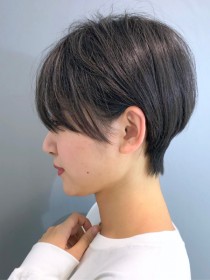 横顔美人マッシュショートボブ耳かけ