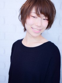 今年流行大人かわいい小顔丸みショートウルフ