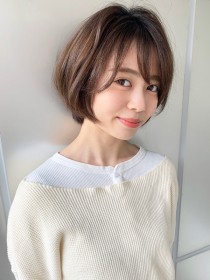 大人可愛いふんわりひし形前下がりショート
