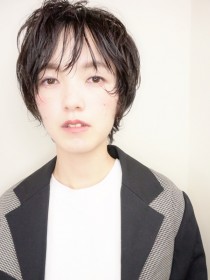 黒髪くせ毛風ショート　