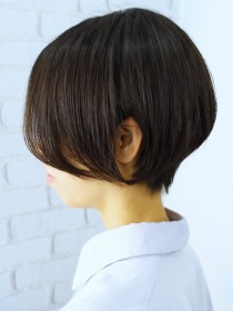 無造作カール黒髪小顔丸みショート似合わせカット