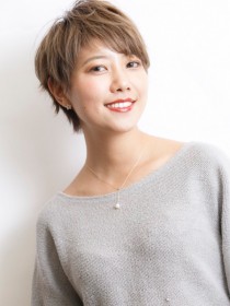 大人かわいいモード斜めバング小顔エアリーショート