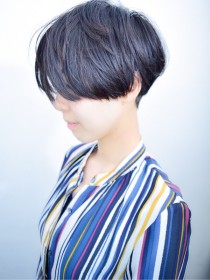 大人かわいい長め斜めバング黒髪モードショート