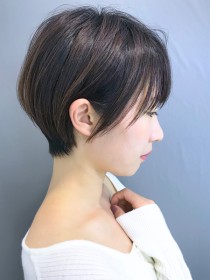 横顔美人マッシュショートボブ耳かけ
