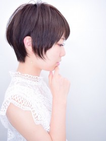 秋冬人気の髪型 大人かわいい小顔耳かけラウンドショート