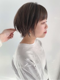 黒髪外ハネショートウルフ