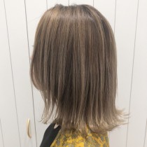 切りっぱボブ×ハイライトベージュ